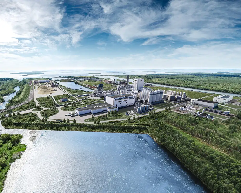 Illustration av området för bioproduktfabriken i Kemi vid en älv, sett från luften