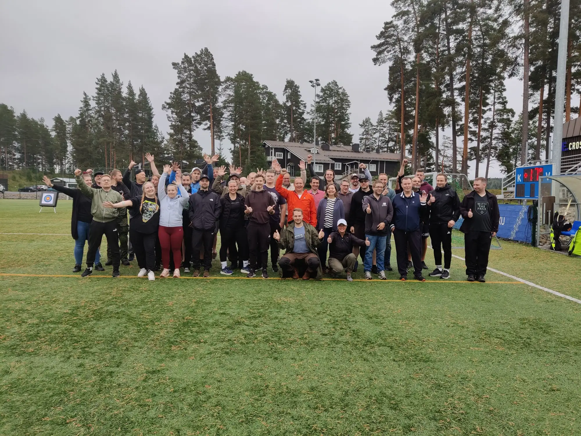 PAP-päivien 2024 osallistujat ryhmäkuvassa urheilukentän nurmella