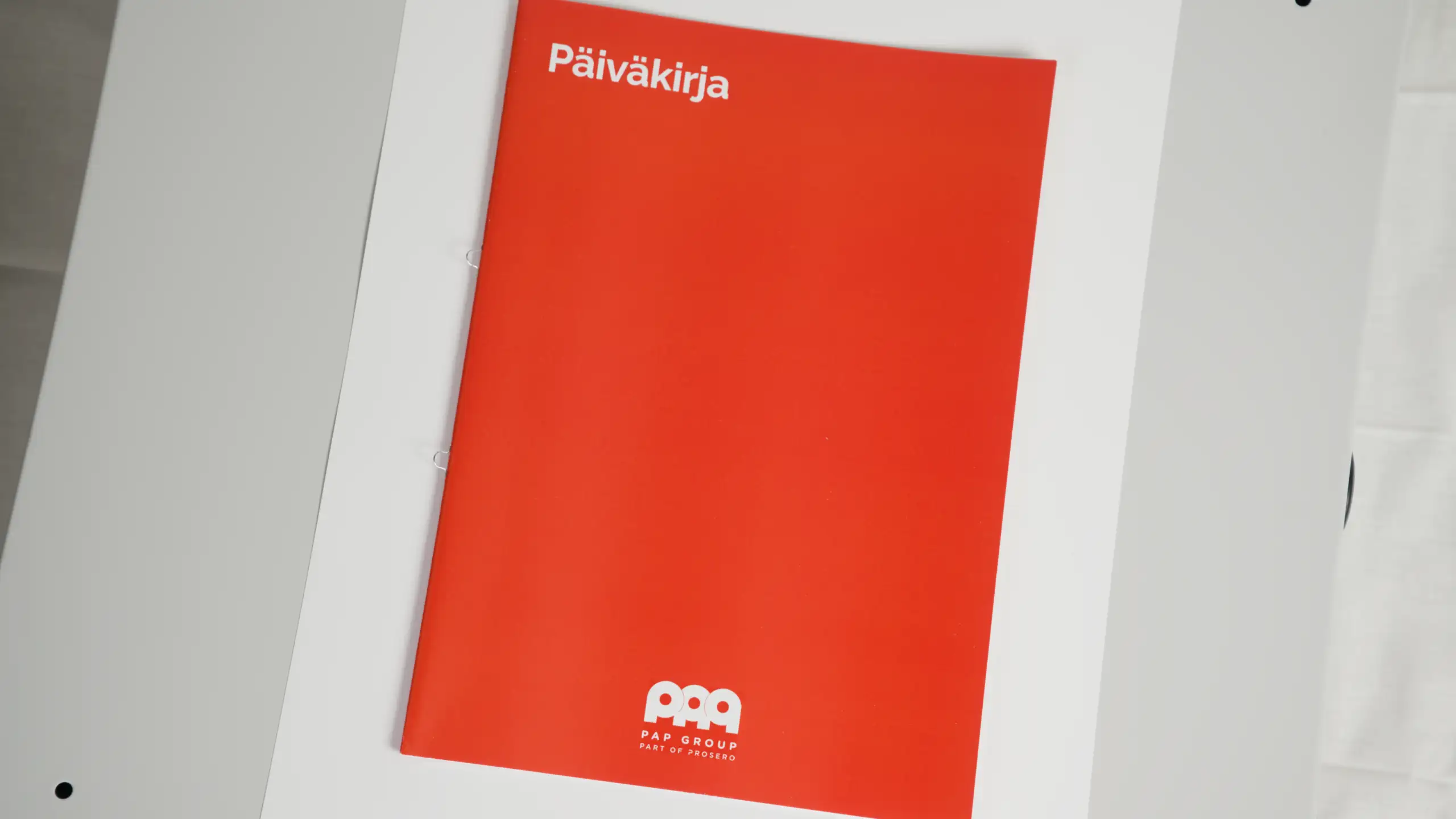 Punainen paloilmoittimen päiväkirja, yksinkertainen kansi.