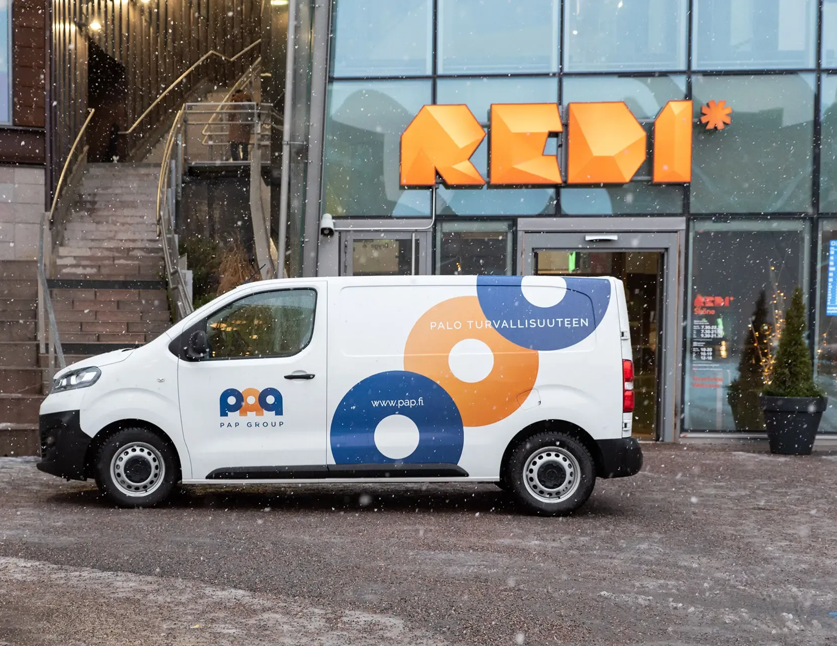 PAP Groups servicebil framför ett köpcentrum